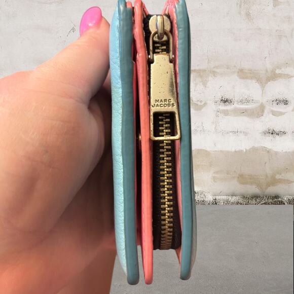 The Marc Jacobs Vegan Leather Graphic Print Compact Wallet Baby Blue & Pink - Picture 8 of 9